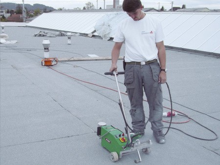 Сварочный автомат горячего воздуха BITUMAT B2 - простота и удобство сварки битумных покрытий